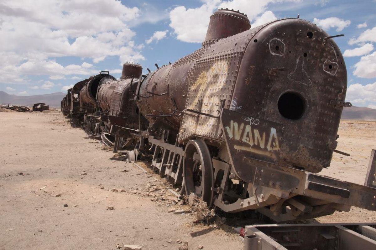 ウユニに行くとツアーで立ち寄る列車の墓場