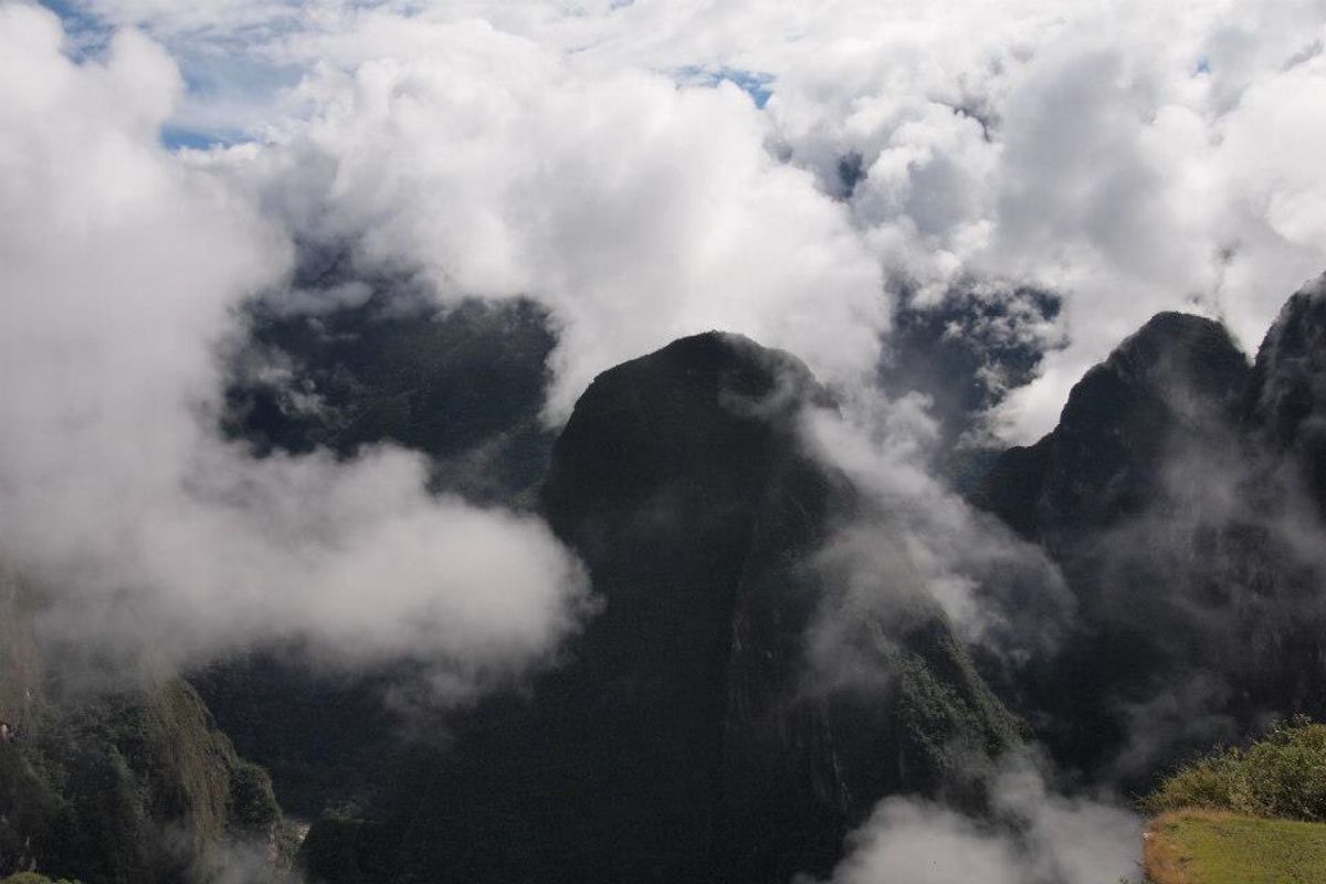 朝の雲が晴れる時のマチュピチュ