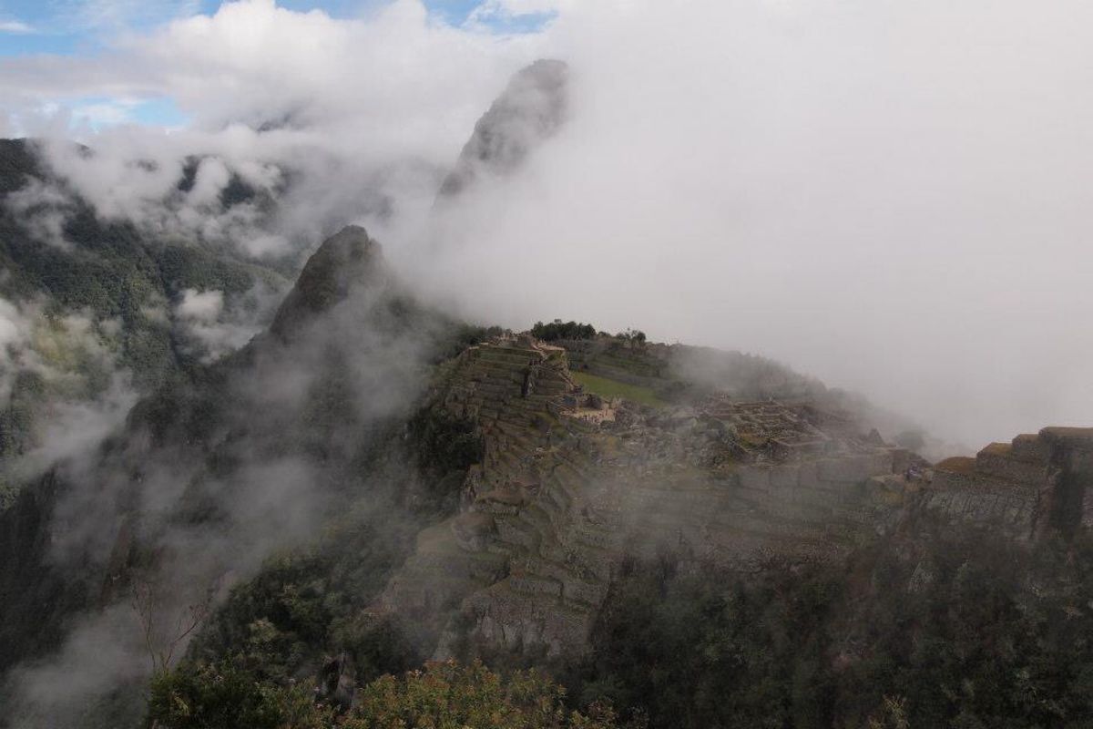 朝の雲が晴れる時のマチュピチュ