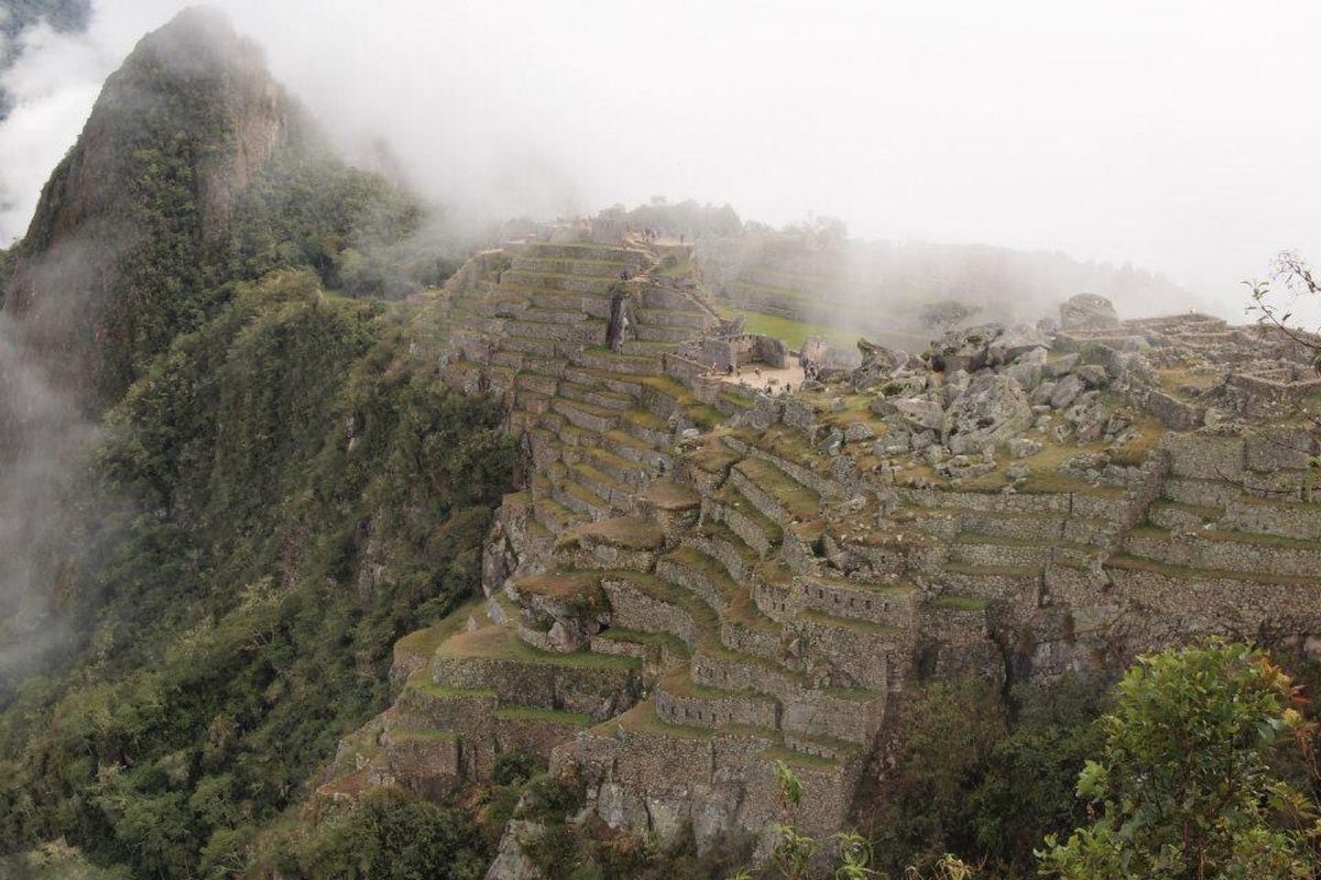 朝の雲が晴れる時のマチュピチュ