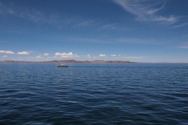 ペルー・Cuzco「７ヶ月２８ヶ国世界一周（ペルー）」の写真：チチカカ湖のペルー側！
空が近い！