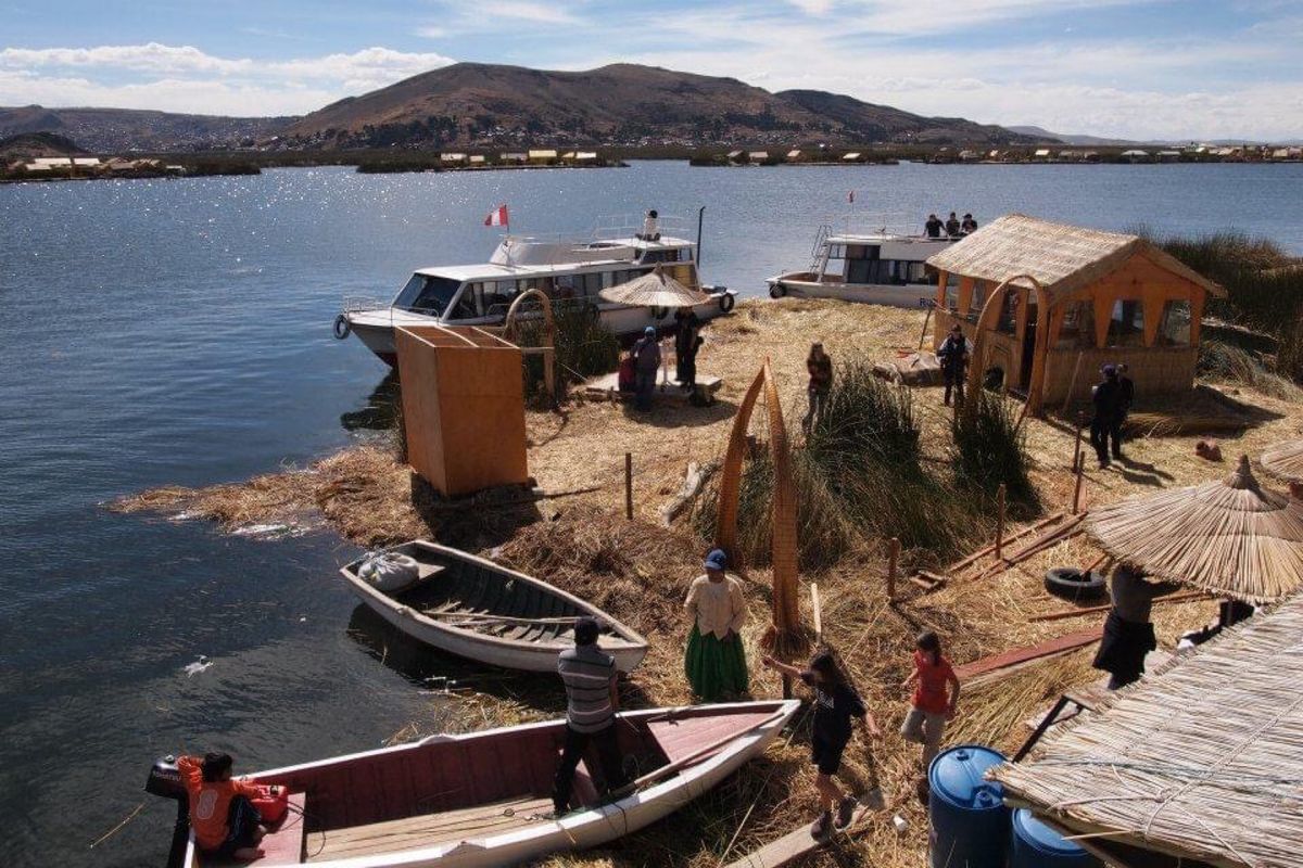 チチカカ湖の葦でできた島 ウロス島