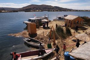 チチカカ湖の葦でできた島 ウロス島