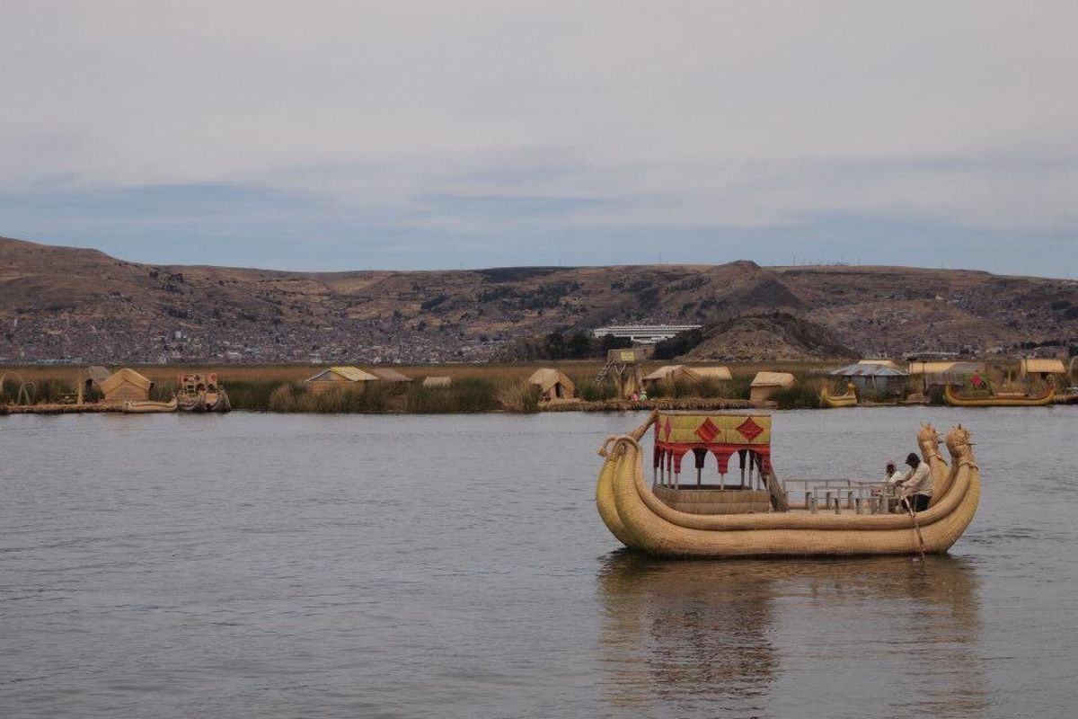 チチカカ湖の葦でできた島 ウロス島
