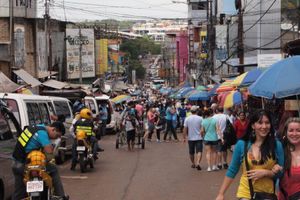 ブラジルから橋を渡ってパラグアイへ！