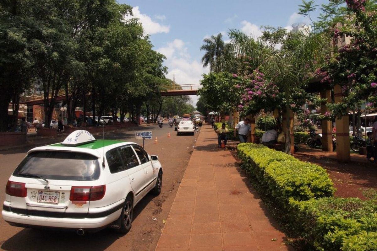 ブラジルから橋を渡ってパラグアイへ！