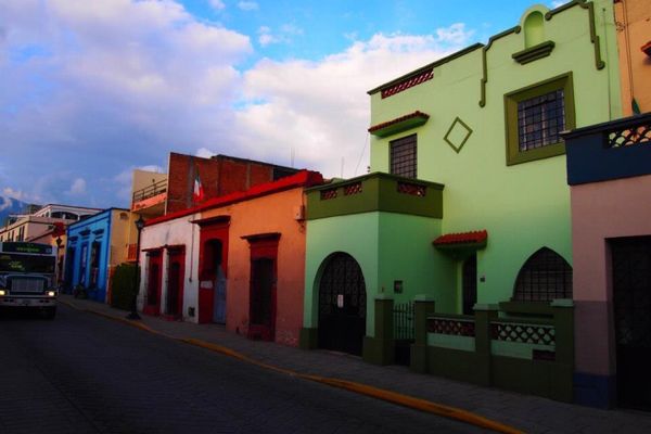 メキシコ・Cancun「７ヶ月２８ヶ国世界一周（メキシコ）」の写真：オアハカの家と教会