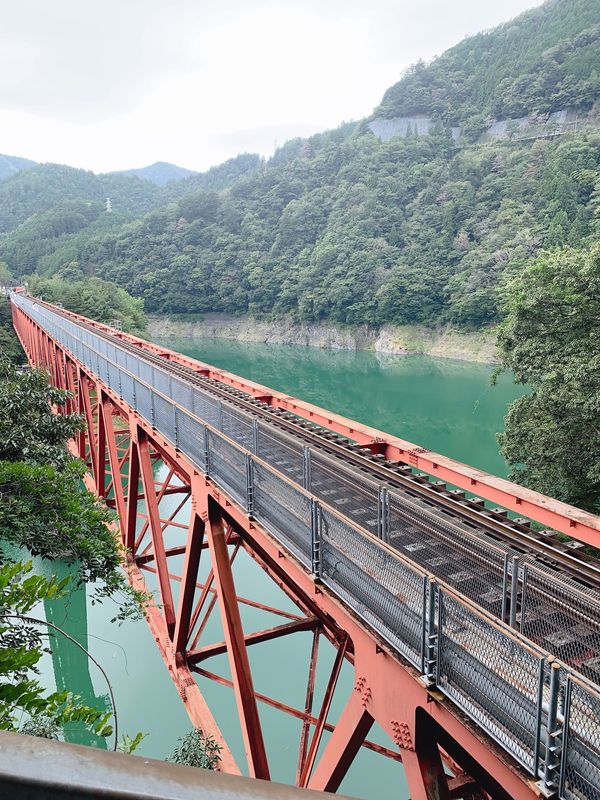 日本・静岡県「念願の寸又峡😆」の写真：ここも駅に着くまで小山1つ超える感じ😅階...
