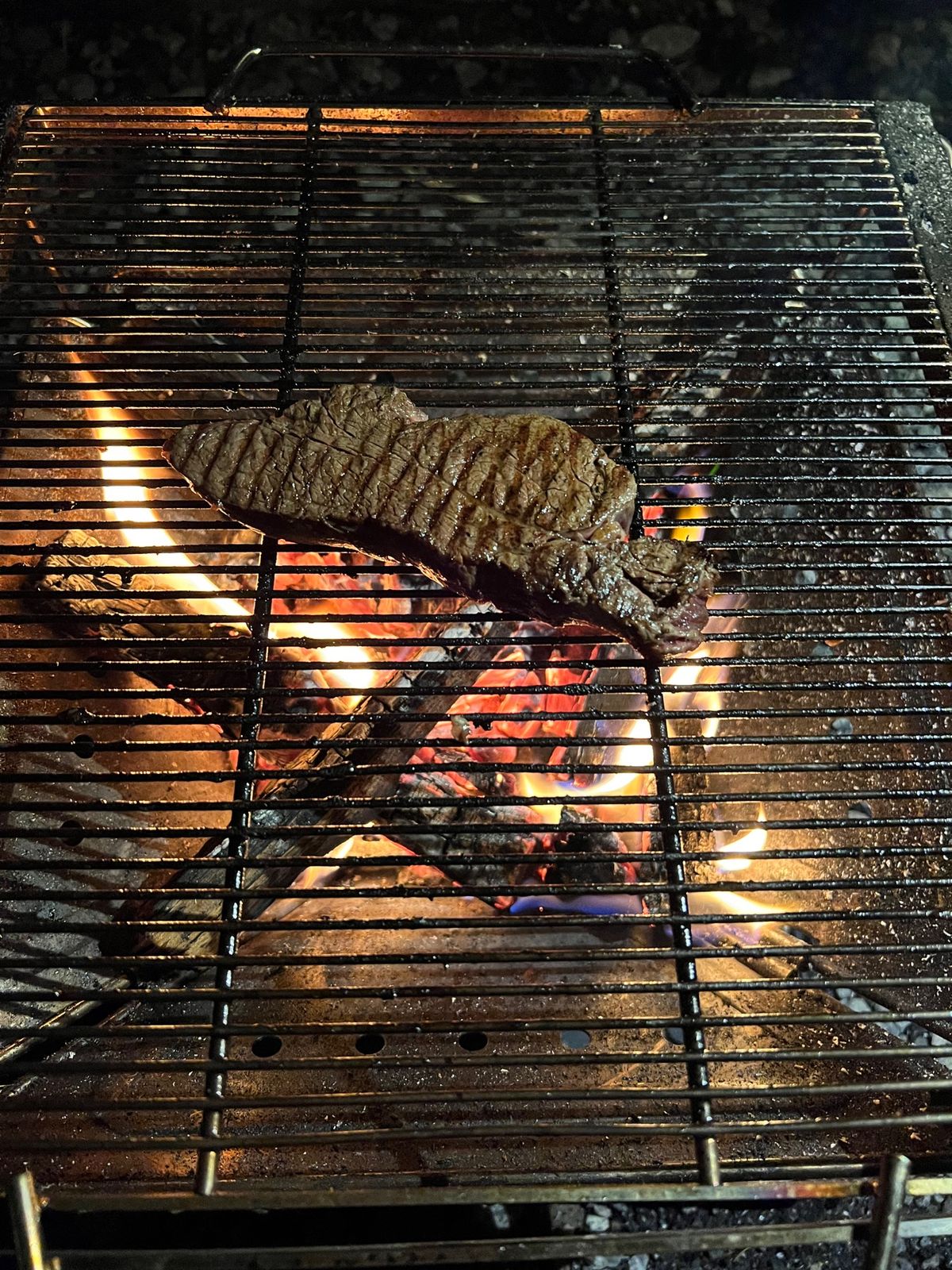 ファミリーキャンプですがもう撮影する暇がほぼないけど楽しいです。

焼き係