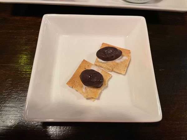 日本・神奈川県「武蔵小杉のバーで緊急事態解除を静かに祝う」の写真