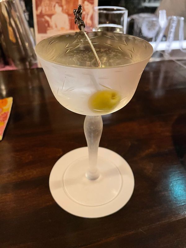 日本・神奈川県「武蔵小杉のバーで緊急事態解除を静かに祝う」の写真