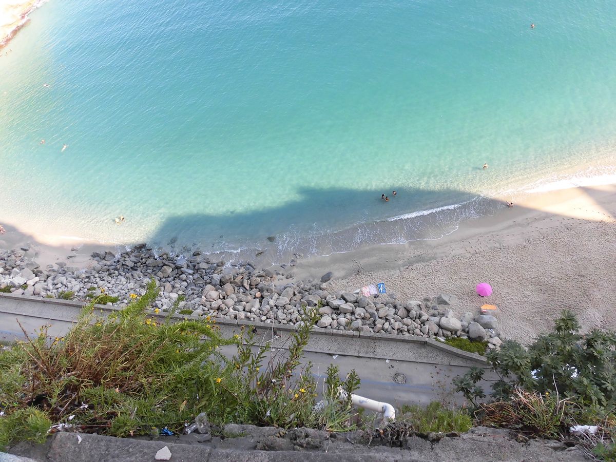 夕方のトロペアの港　2枚
崖の上から見た真っ青な海
トロペアのとある店