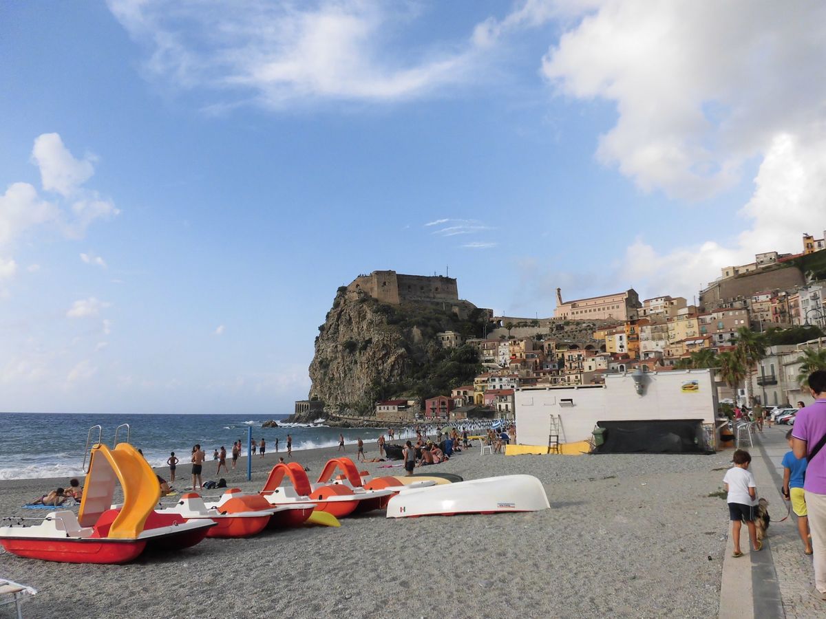 シッラ　岩山の上から向こう側に降りていくとキアナレーアというきれいな地区になる