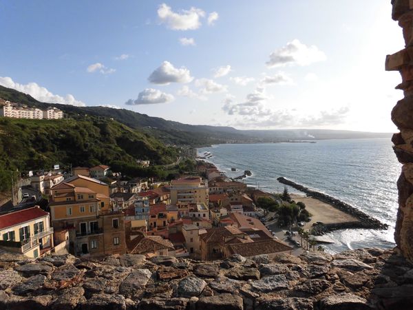 イタリア・カラブリア州「イタリアディープサウス　カラブリア探検」の写真：ピッツォ　トロペアの隣のここも小リゾート...