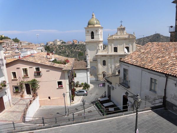 イタリア・カラブリア州「イタリアディープサウス　カラブリア探検」の写真：順にロッサーノの旧市街、
サン・デメトリ...