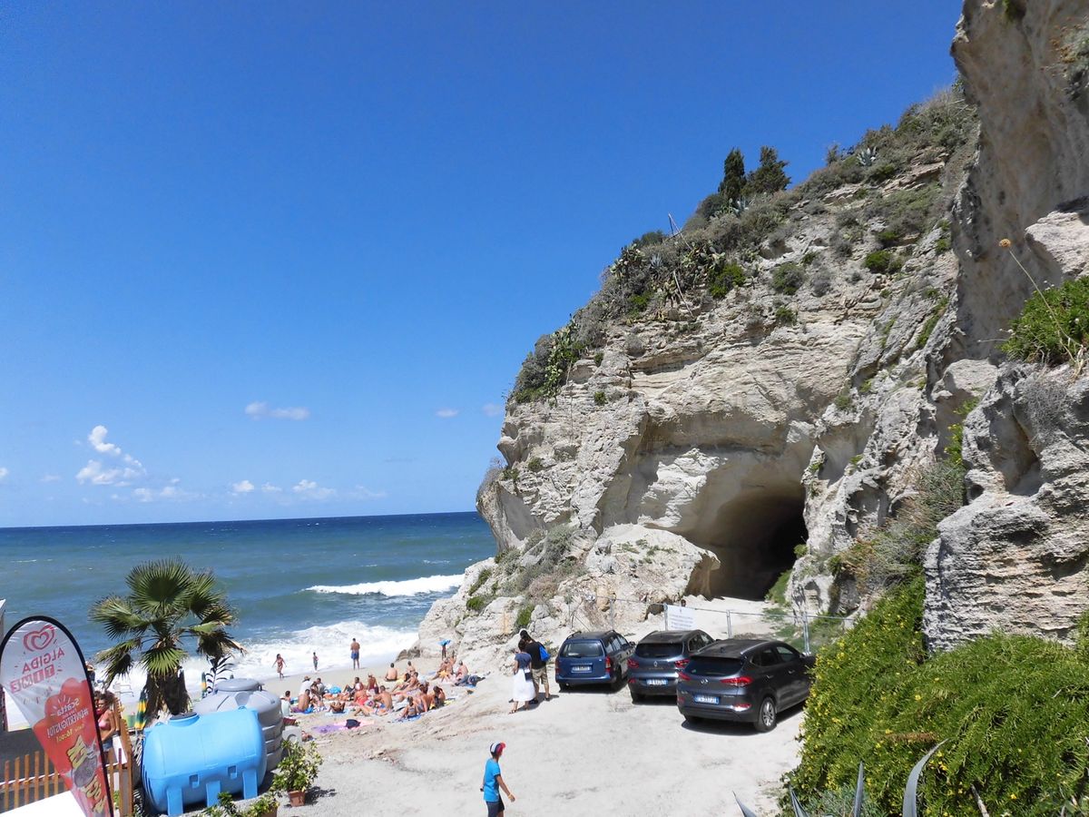 トロペア
カラブリアで最も有名なリゾート地
庶民的な街なので滞在しやすい
...