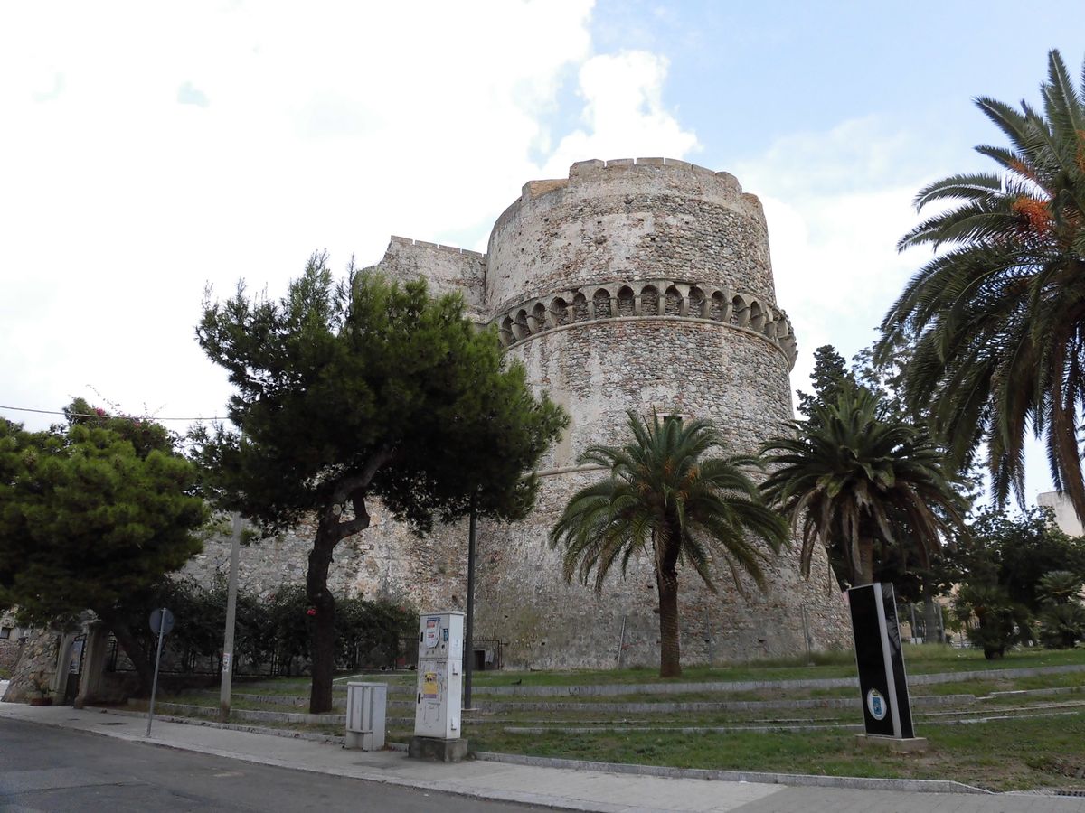 ジェラーチェの大聖堂と展望台からの眺望、中心の広場
最後は州都レッジョ・デ...