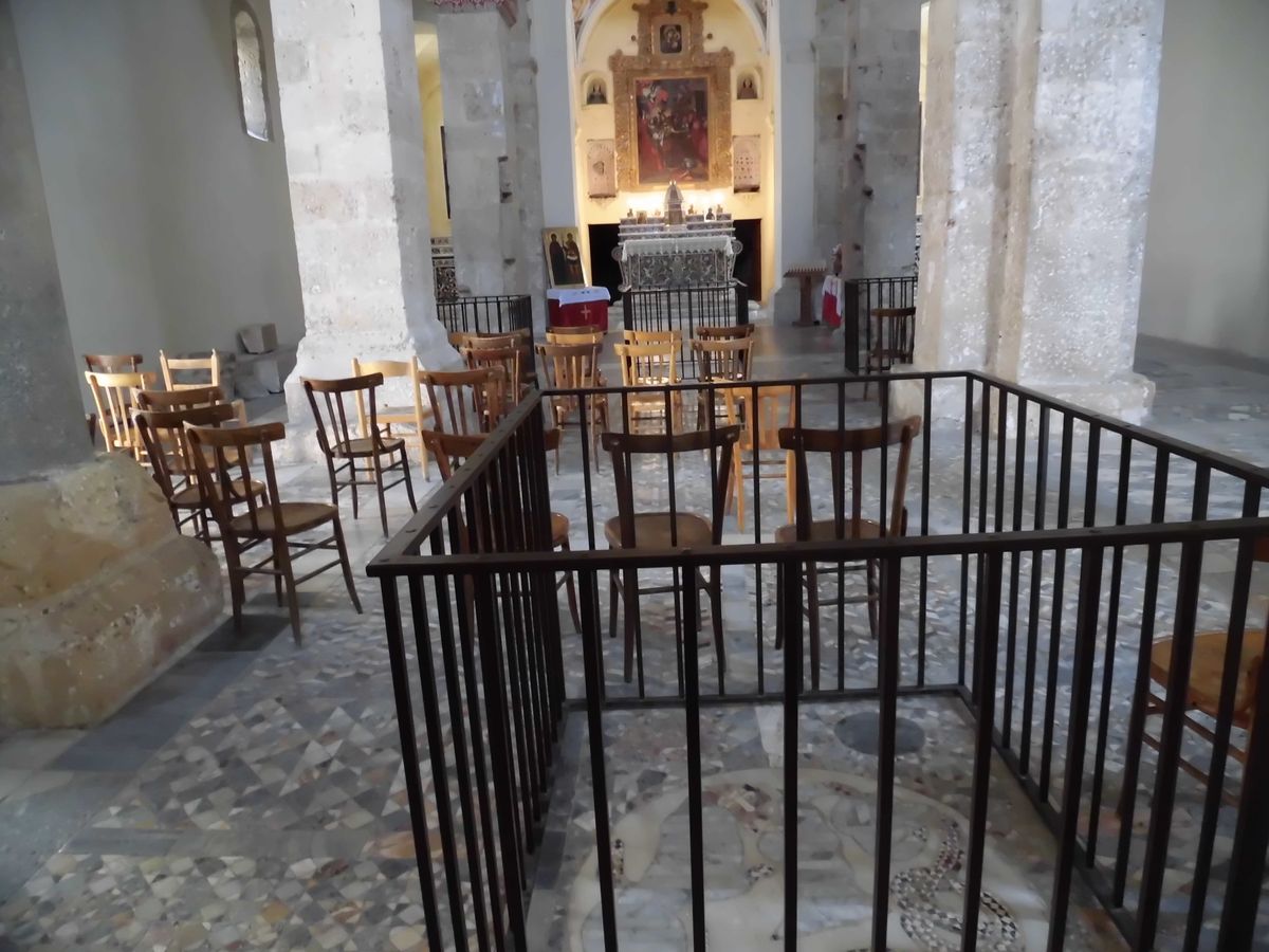 順にロッサーノの旧市街、
サン・デメトリオ・コローネの聖アドリアーノ聖堂の...