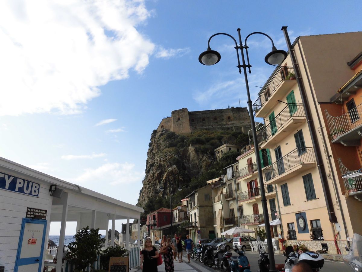 シッラ　岩山の上から向こう側に降りていくとキアナレーアというきれいな地区になる