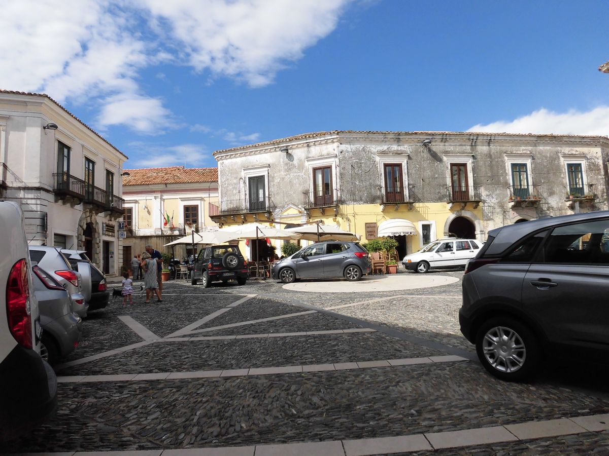 ジェラーチェの大聖堂と展望台からの眺望、中心の広場
最後は州都レッジョ・デ...