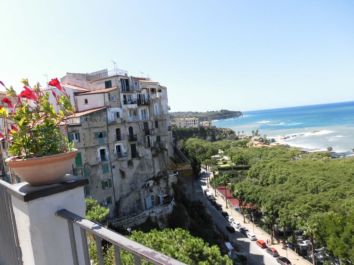 トロペア
カラブリアで最も有名なリゾート地
庶民的な街なので滞在しやすい
...