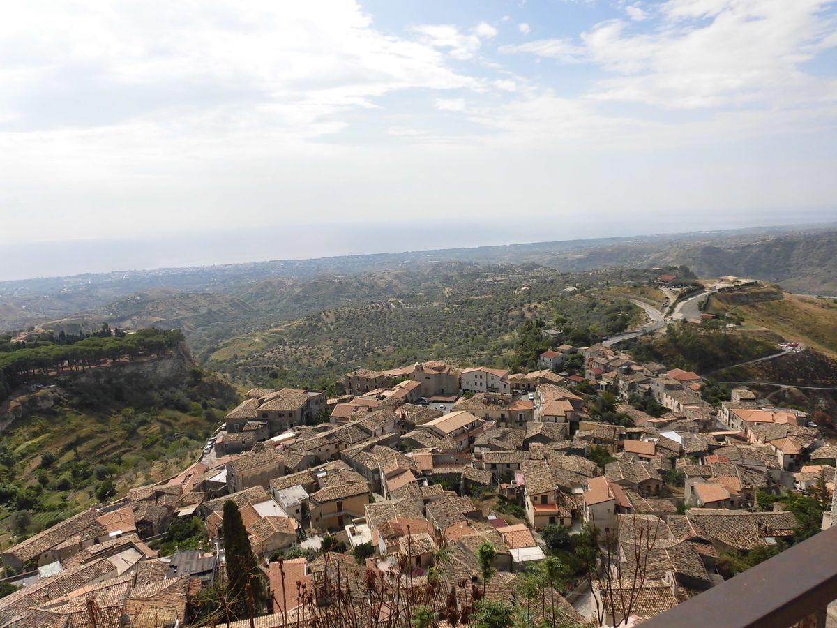 ジェラーチェの大聖堂と展望台からの眺望、中心の広場
最後は州都レッジョ・デ...