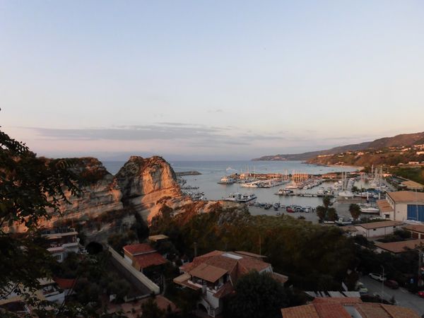 イタリア・カラブリア州「イタリアディープサウス　カラブリア探検」の写真：夕方のトロペアの港　2枚
崖の上から見た...