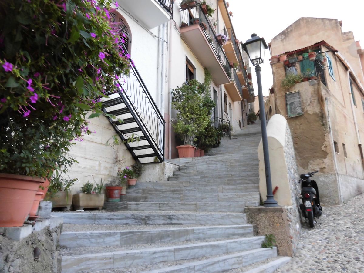 シッラ　岩山の上から向こう側に降りていくとキアナレーアというきれいな地区になる