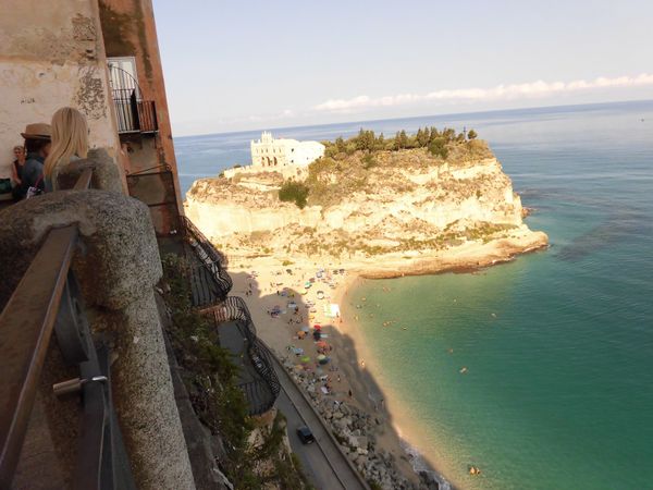 イタリア・カラブリア州「イタリアディープサウス　カラブリア探検」の写真：トロペア　時間によって海の色が変わる
昼...