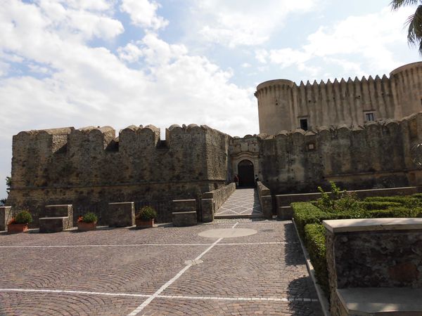 イタリア・カラブリア州「イタリアディープサウス　カラブリア探検」の写真：サンタ・セヴェリーナという小さな街　
丘...