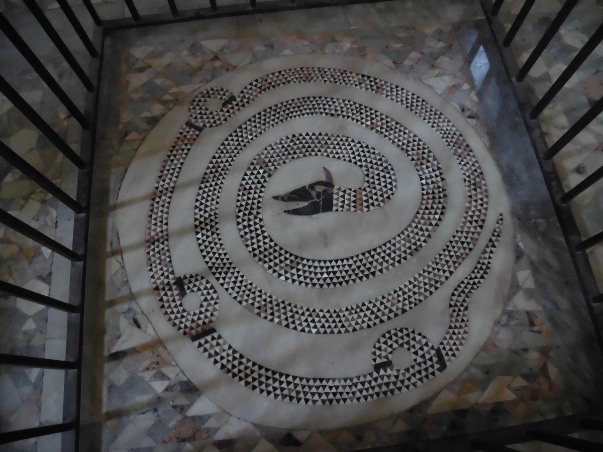 順にロッサーノの旧市街、
サン・デメトリオ・コローネの聖アドリアーノ聖堂の...