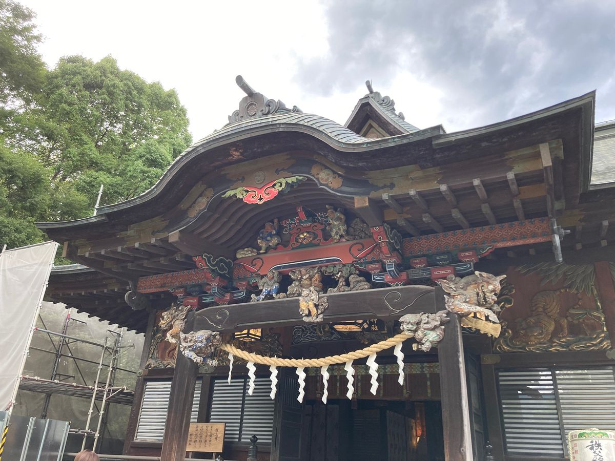 素敵なカフェで休憩した後、秩父神社へ。
茅の輪くぐりをしていた家族はカルガ...