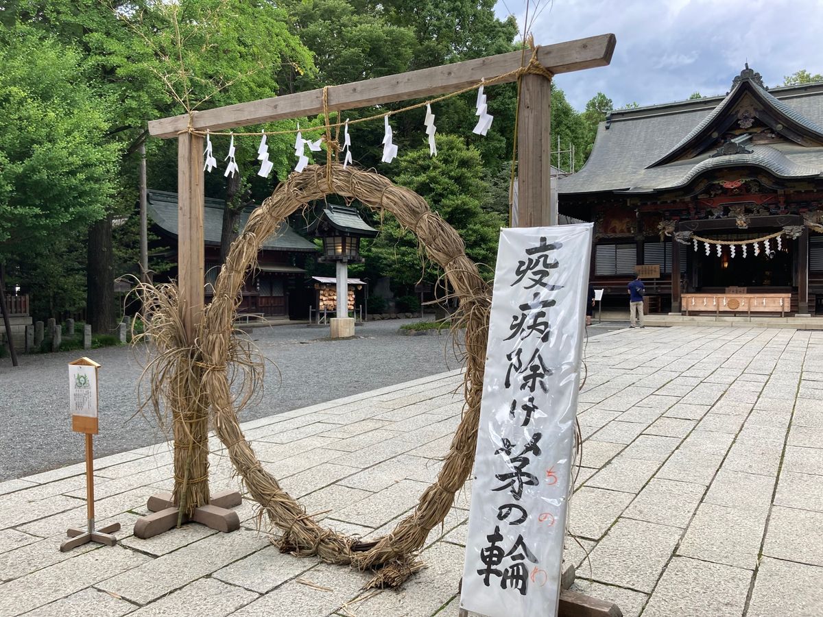 素敵なカフェで休憩した後、秩父神社へ。
茅の輪くぐりをしていた家族はカルガ...