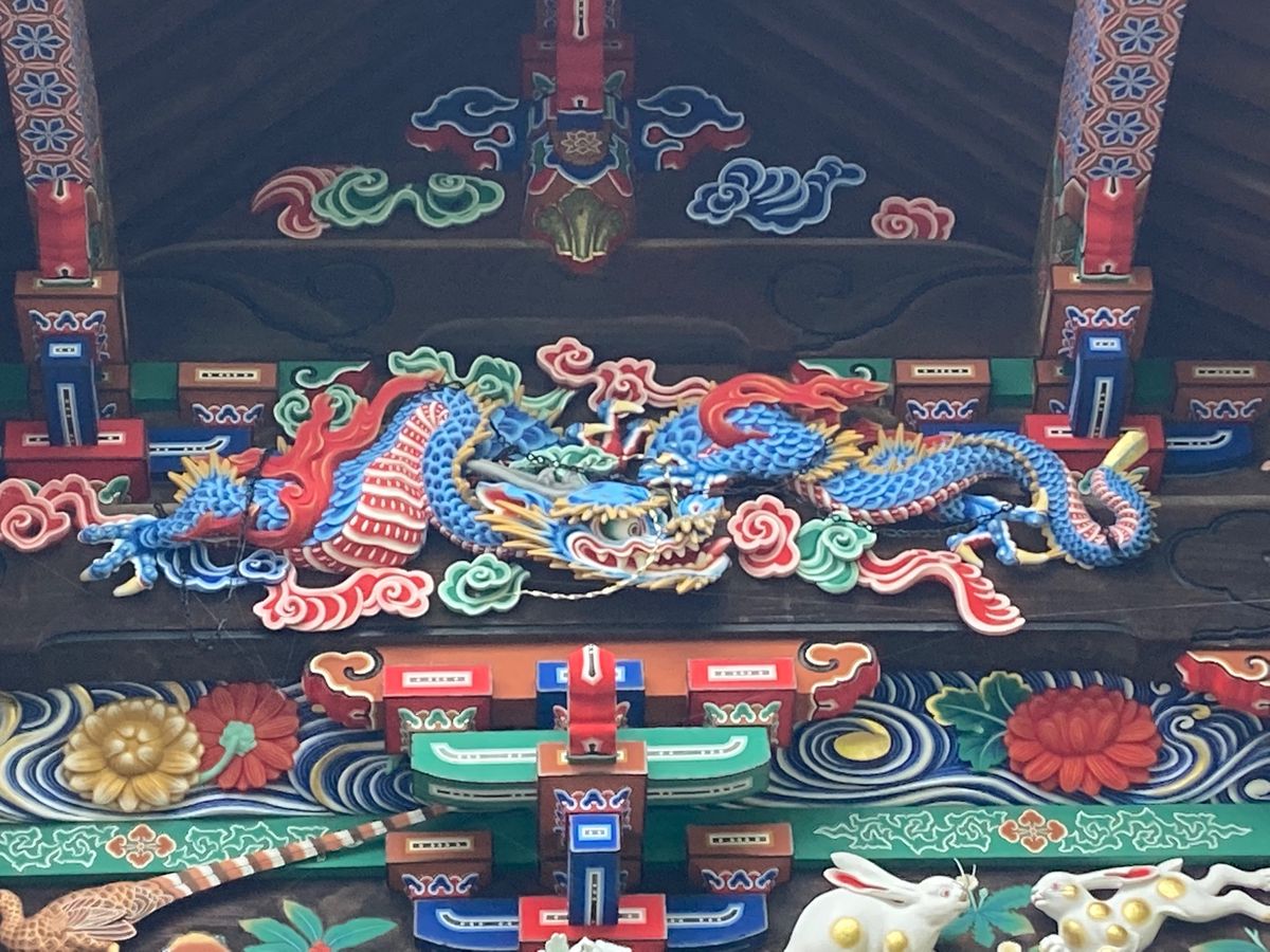 素敵なカフェで休憩した後、秩父神社へ。
茅の輪くぐりをしていた家族はカルガ...