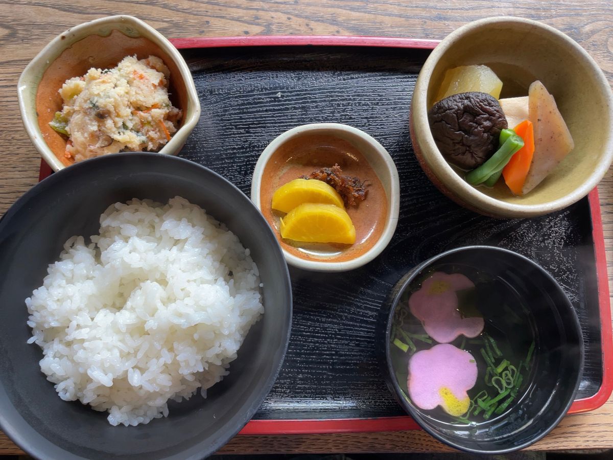 伊賀上野城近くにある老舗の田楽屋さんで豆腐田楽をいただきました。創業は18...