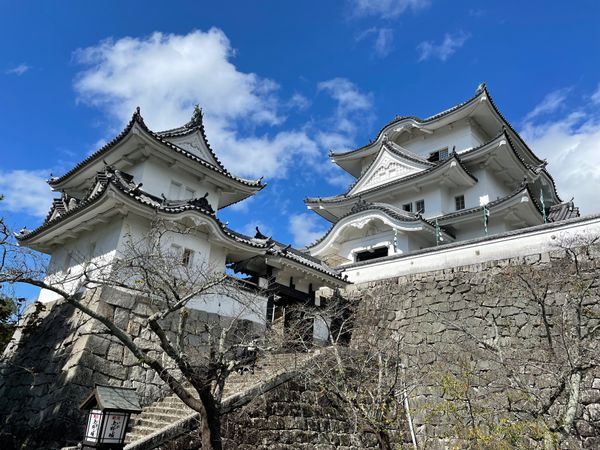 日本・三重県「伊賀上野城と豆腐田楽」の写真：伊賀上野城。天守は昭和10年に再建された...