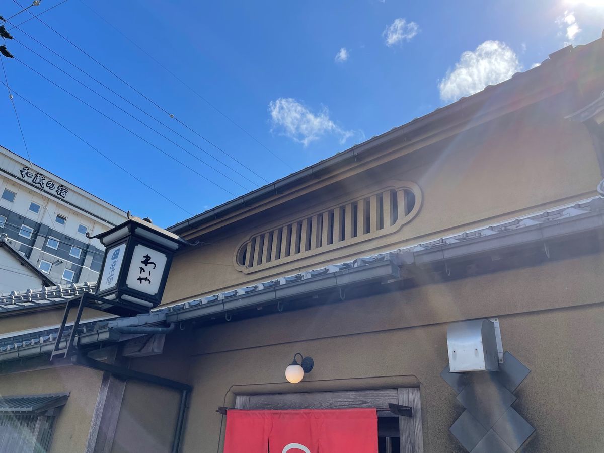 伊賀上野城近くにある老舗の田楽屋さんで豆腐田楽をいただきました。創業は18...