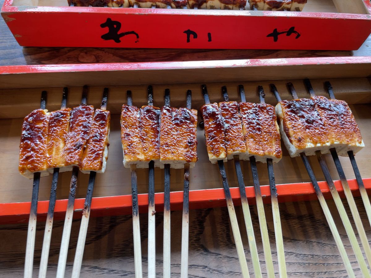 伊賀上野城近くにある老舗の田楽屋さんで豆腐田楽をいただきました。創業は18...