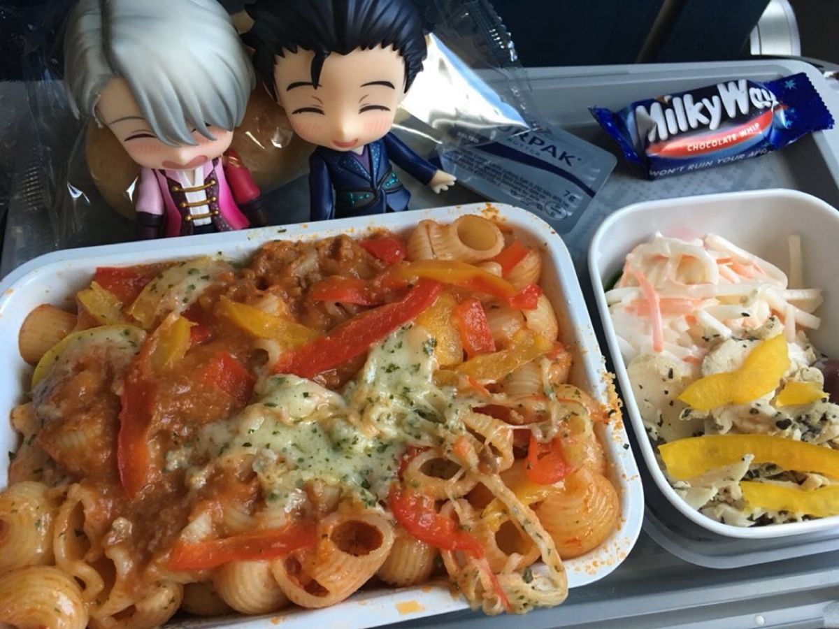 ツアー1日目は移動だけで終わり。アエロフロートだから、どんな機内食が出るか...