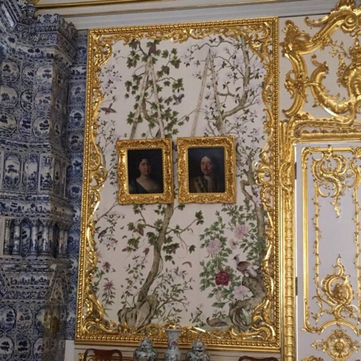 ツアー３日目はツァールスコエ・セローへ。
世界遺産の琥珀の間は壮観です。
...