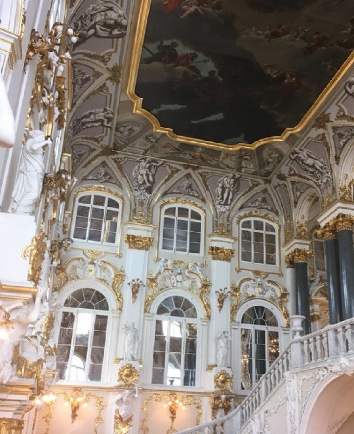 ツアー２日目はサンクトペテルブルク観光。血の上の救世主教会、ピョートル大帝...