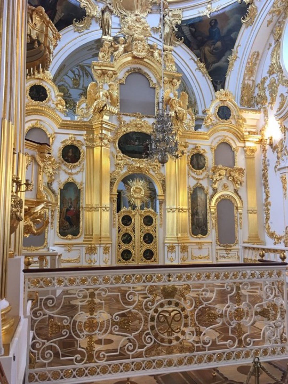 ツアー２日目はサンクトペテルブルク観光。血の上の救世主教会、ピョートル大帝...