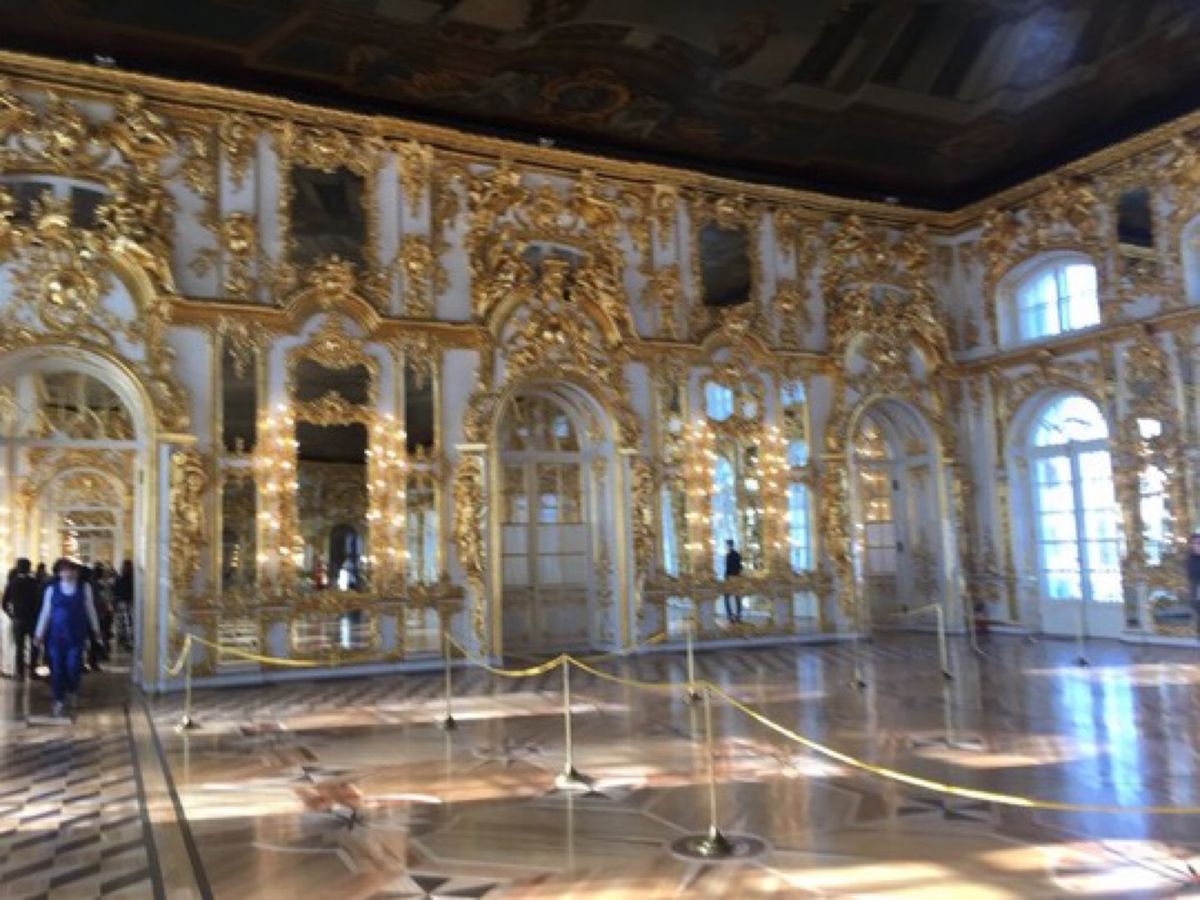 ツアー３日目はツァールスコエ・セローへ。
世界遺産の琥珀の間は壮観です。
...