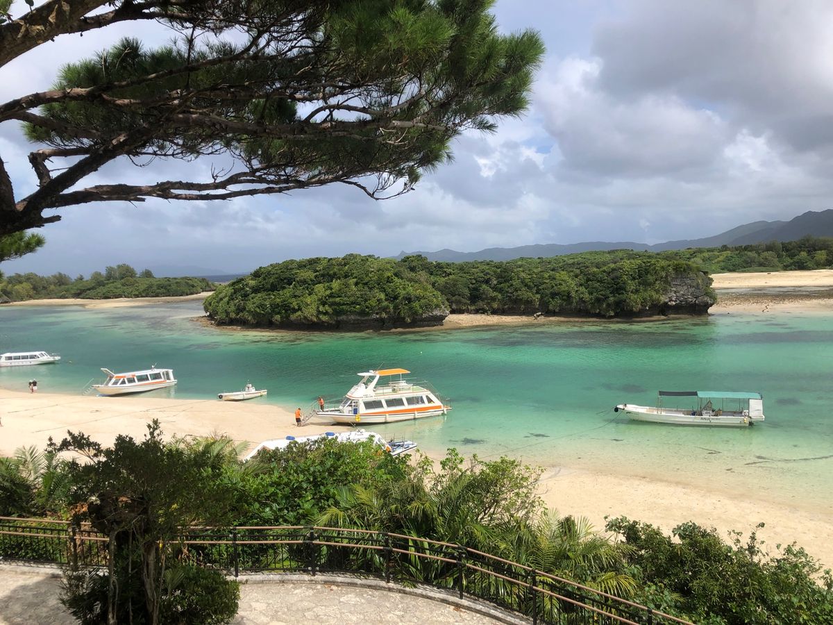 石垣島の川平湾でグラスボートと、玉取崎展望台からの景色。どちらも路線バスで...