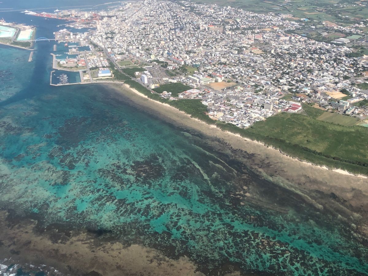 飛行機から撮影した景色と小浜島の夕焼け
