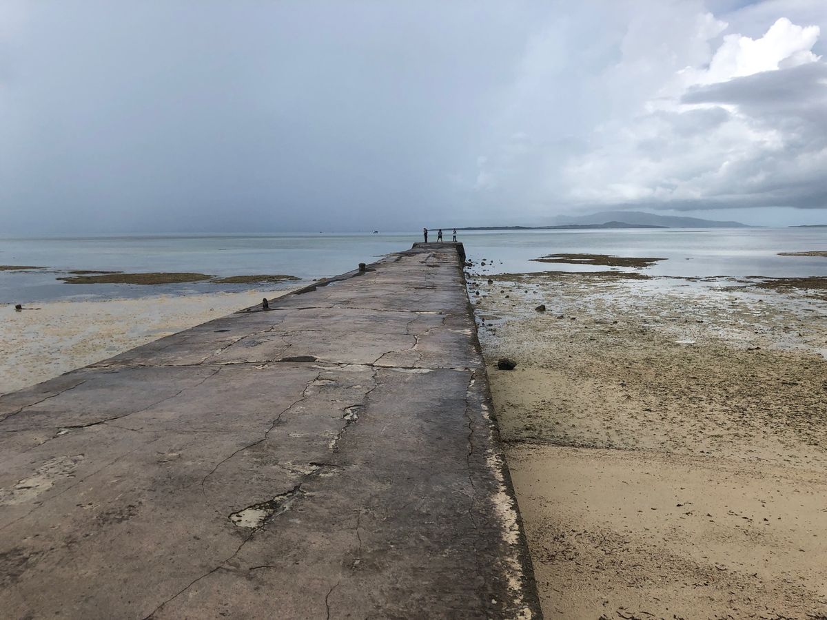 竹富島。西桟橋は干潮の時間で、歩いてただけでシュノーケルのように魚が見えた。