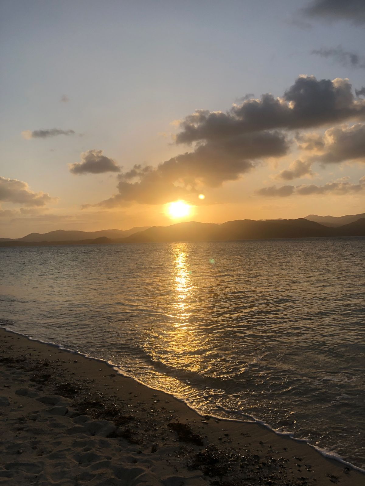 飛行機から撮影した景色と小浜島の夕焼け
