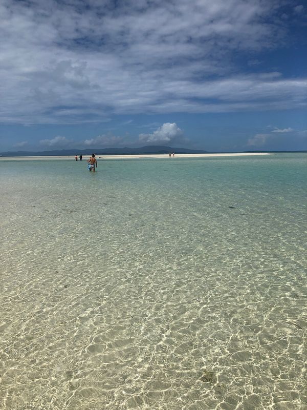日本・竹富島「八重山諸島満喫の旅」の写真：竹富島。西桟橋は干潮の時間で、歩いてただ...