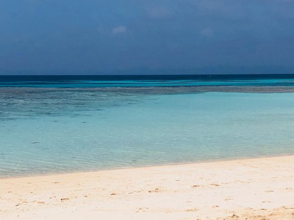 日本・竹富島「八重山諸島満喫の旅」の写真：最南端の波照間島。波照間島ブルーの海は綺...