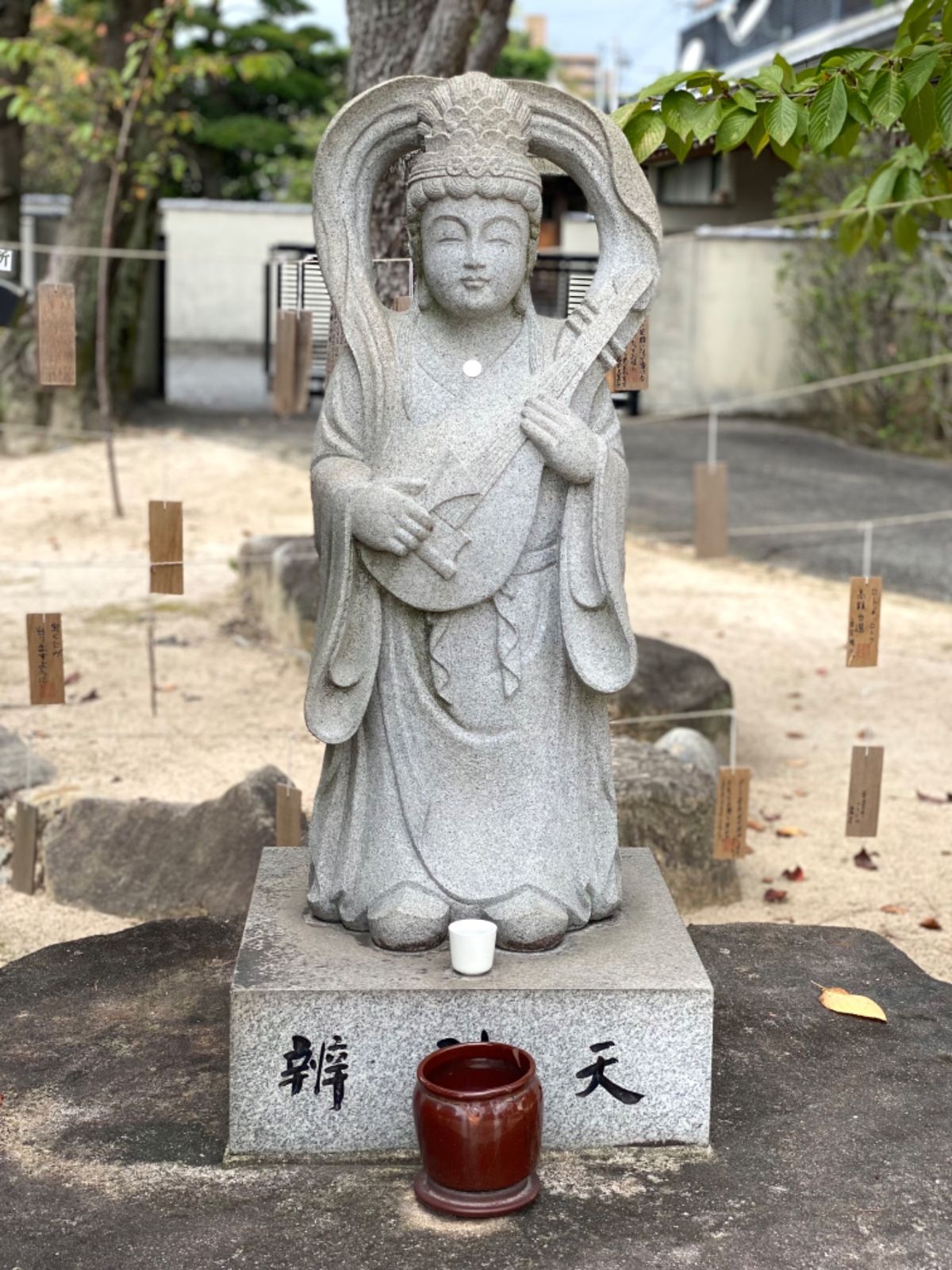 鶴羽根神社

金の願い鶴可愛い☺️
社務所不在で御朱印貰えず😢